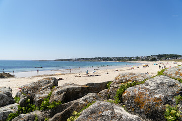 Journée estivale sur la plage de Trescadec à Audierne, en Bretagne, avec d'énormes rochers en...