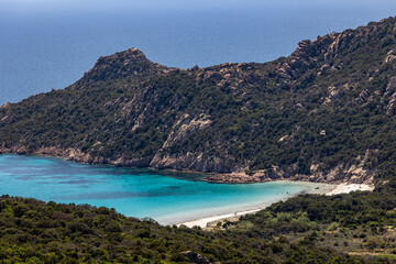 Bord de côte Corse et sa plaged de sable fin et d'eau turquoise, Corse, France