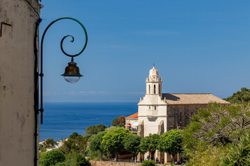 Eglise orthodoxe de Cargèse surplombant la mer méditerranée , Corse, France