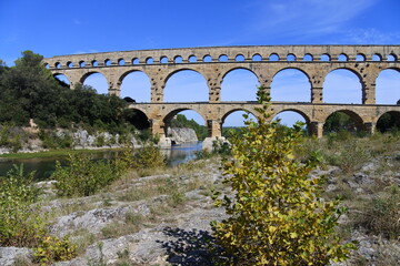 Fototapeta premium Blauer Himmel, der Pont du Gard und ein Fluss 