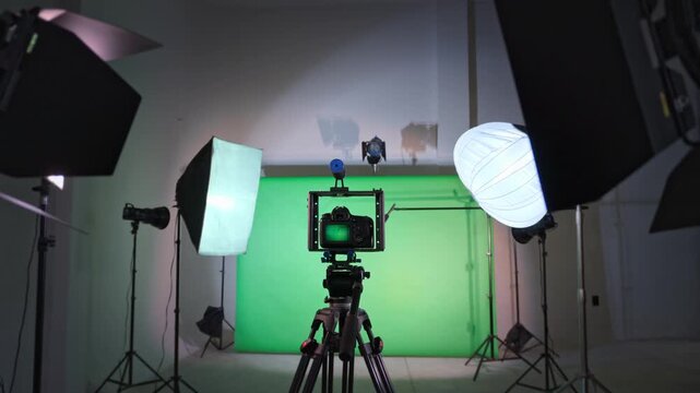Recording studio setup, equipped with a vlogging camera, lighting and a green screen. The studio is designed for the creation of multimedia content.