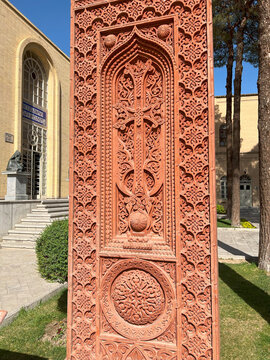 Steinkreuz im armenischen Viertel Dschulfa, neben der Vank Kathedrale, Isfahan, Iran, 2022
