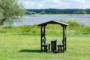 Elbe-Flusslandschaft mit Rastpavillon für Wanderer und Fahrradtourismus, nördliche Altmark in...