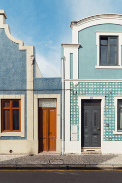 Fachada de edificio colorido con puertas y ventanas