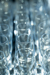 ensemble de coupe de champagne au verre bleuté lors d'un service brunch
