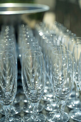 ensemble de flutes à champagnes installées pour un brunch