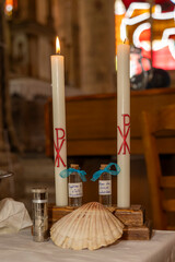 éléments religieux chrétien pour baptême, huile, bougie, coquillage