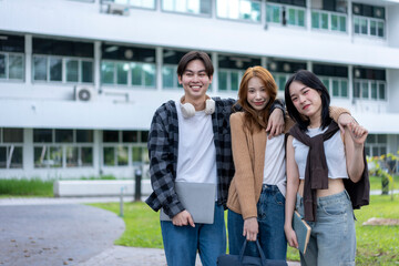 Obraz premium Three young people are posing for a picture in front of a building
