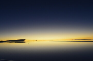 Fototapeta premium Anoitecer no Salar de Uyuni alagado na Bolívia