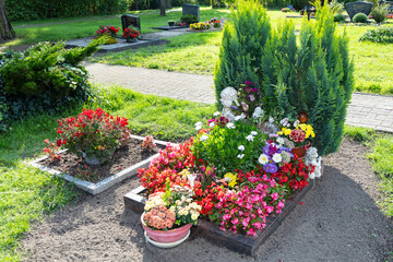 Reihengrab mit Blumenschmuck