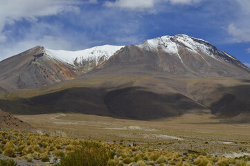 Montanha com neve no topo