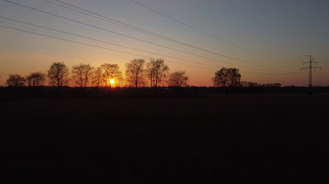 Sonnenuntergang Luftaufnahme Strommast Windkraftanlage