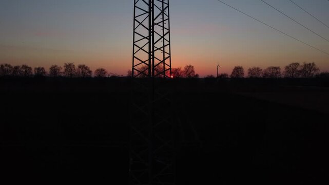 Sonnenuntergang Luftaufnahme Strommast Windkraftanlage