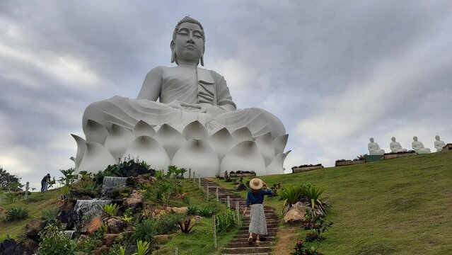 maior estatua de buda do brasil em ibira&ccedil;u, espirito santo 
