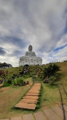 mulher na maior estátua de buda do ocidente em ibiraçu, espírito santo 