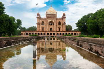 Fototapeta premium Sander jung (jang) Tomb in Delhi, India. The tomb is a sandstone and marble mausoleumI and itt was built in 1754 in the late Mughal Empire style for Nawab Safdarjung.