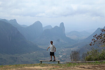 Fototapeta premium turista nas montanhas em Pancas, Espírito Santo