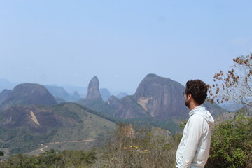 Naklejka premium homem em frente a montanhas em Pancas, Espírito Santo