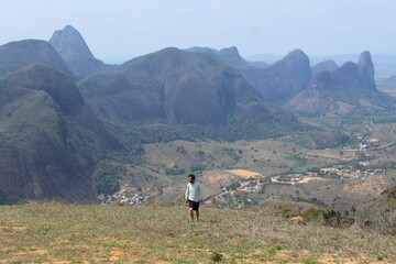 homem em frente a montanhas em Pancas, Esp&iacute;rito Santo