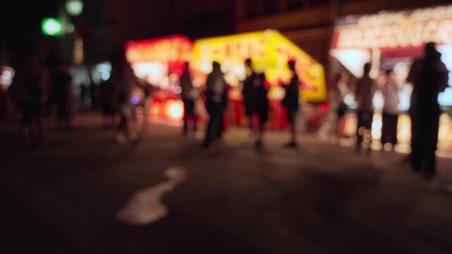夜のお祭りの屋台と人影
