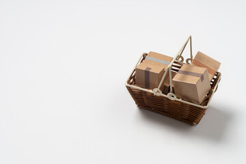 商品の段ボール箱でいっぱいの買い物かご