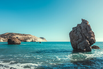 Naklejka premium A large stone in the middle of the sea on the shore of the island