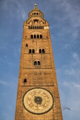cremona, italien - campanile am dom mit sonnenuhr
