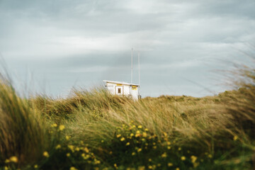 rettungsschwimmer haus zwischen den dünen an der küste in nordirland