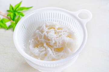 ザルにあげた豆腐麺
