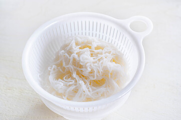 ザルにあげた豆腐麺