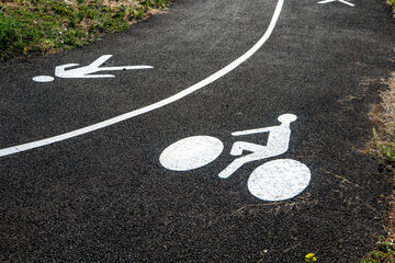 Signalisation voie r&eacute;serv&eacute;e aux pi&eacute;tons et aux v&eacute;los - cyclistes - peinture blanche sur route - marquage au sol - voie verte - mobilit&eacute; douce