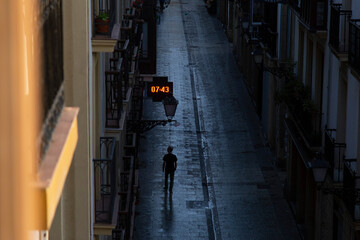 persona sola en la calle
