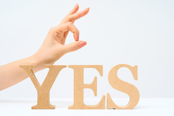「YES」と並べられたアルファベットの木製ブロック