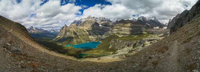 Obraz premium A mountain range with a lake in the middle