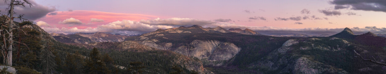 Naklejka premium A beautiful mountain range with a pink and purple sky in the background