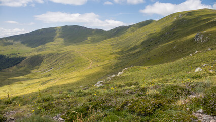 Fototapeta premium montée sur le Plomb du Cantal sur le sentier de la tombe du Père avec vue sur le col de la Pourtoune