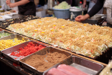 お好み焼きを調理中の屋台