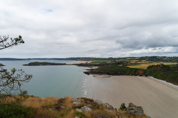 Vue sur une plage de la presqu'île de Crozon sous un ciel couvert en été.
