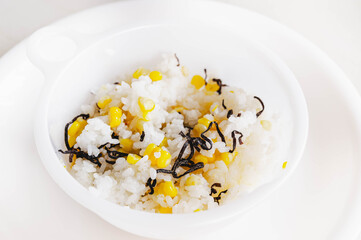 コーンと塩昆布をご飯いに混ぜる