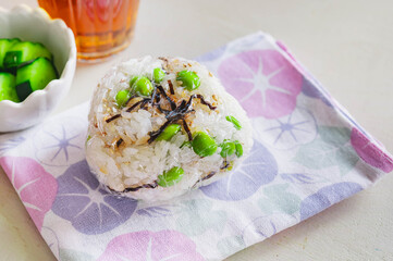 塩昆布と枝豆のおにぎり