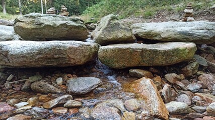 Kamienie w górskim strumieniu.  © WalDec