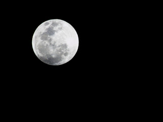 Luna llena en cielo oscuro, noche