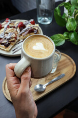 Café con dibujo de corazón