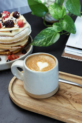 Desayuno con panqueques y café