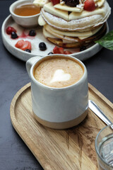 Café corazón con wafles