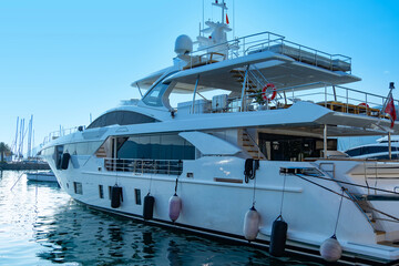 Naklejka premium white luxury yacht, motor both docked in marina, awaiting passengers for luxurious seaside vacation, maritime experience, ocean voyage, exclusive journey on open sea