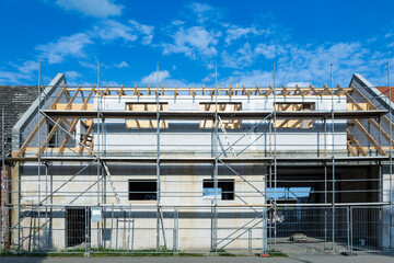 Rohbau Wohnhaus; mit Fassadengerüst