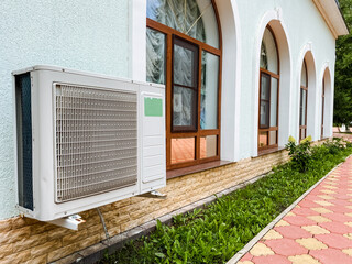 An air conditioning unit has been installed outside the building, greatly improving climate control and significantly enhancing indoor comfort for both occupants and visitors alike