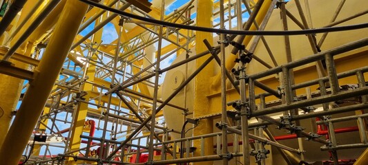 Obraz premium Lifting equipment. wire, block, pull lift. stairs. scaffold