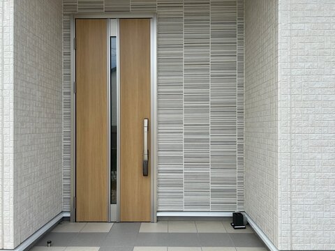 玄関　一戸建て住宅